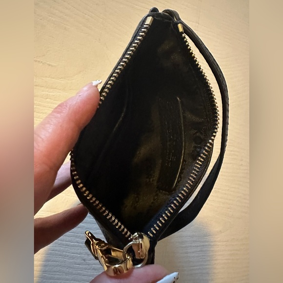 MICHAEL KORS 4x6 BLACK LEATHER JET SET WRISTLET - Picture 4 of 4